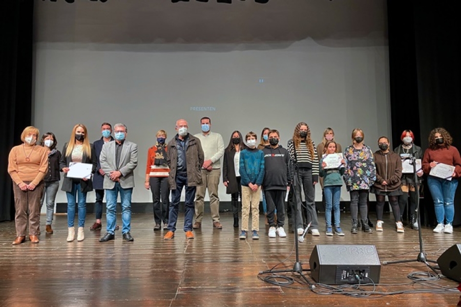 Foto de grup de les premiades i els premiats en la novena edició del Concurs Literari ‘Roca Plana’ Baix Gaià