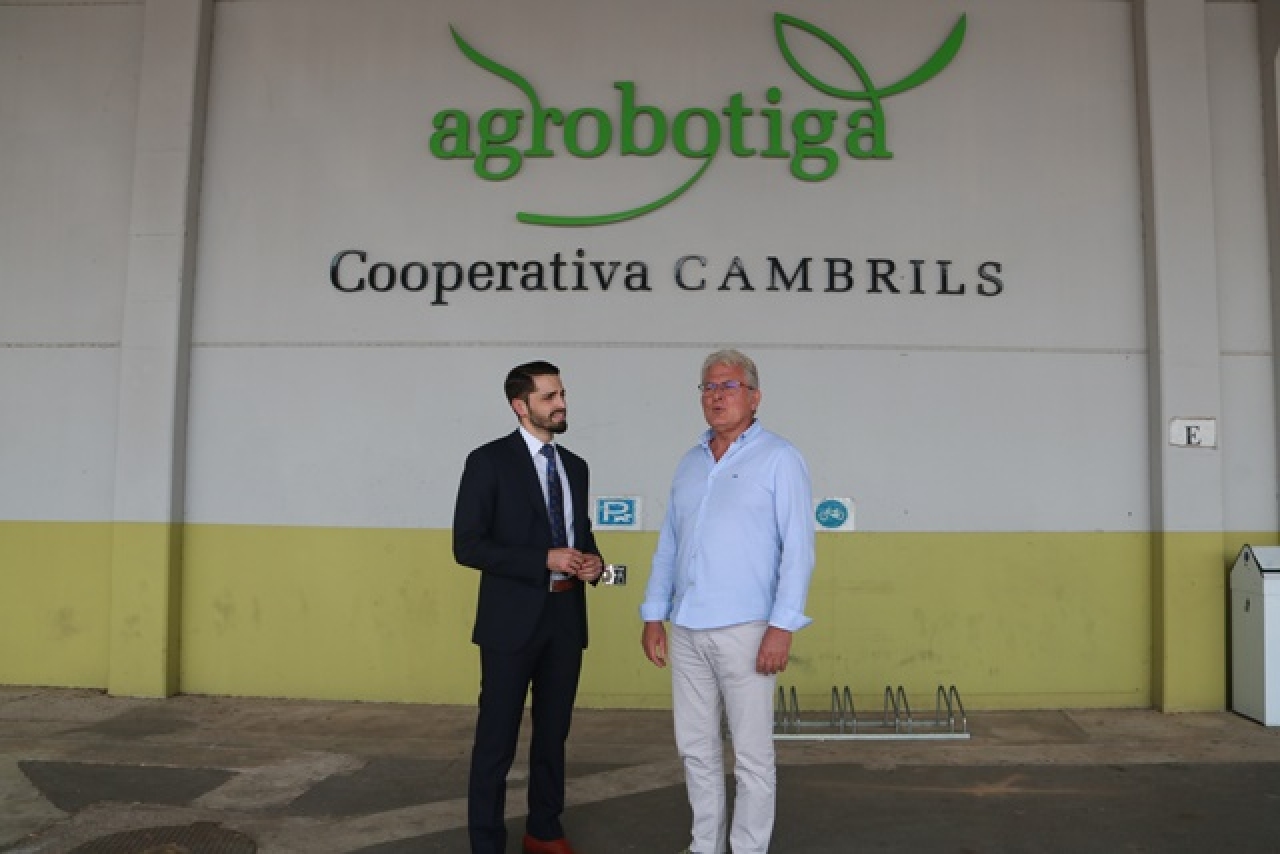 El president de la Cooperativa de Cambrils, Pau Serra, -a la dreta-, i l&#039;advocat Javier Moreno, aquest dijous, a les instal·lacions de l&#039;entitat cambrilenca