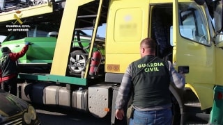 Agents de la Guàrdia Civil inspeccionant un camió al port de Tarragona