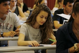Una alumna fent l&#039;examen de castellà a la selectivitat