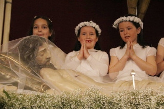 Imatge de tres nenes vestides de comunió durant la Coronació del Senyor a Reus, davant del Crist Rei, l&#039;1 d&#039;abril de 2018.