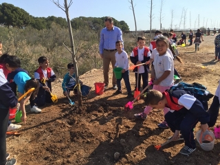 Els alumnes de l&#039;Escola Mestral han plantat  xops a la Punta del Riu davant la presència de l&#039;alcalde