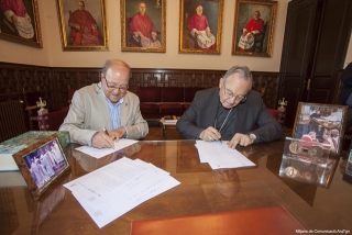 L&#039;arquebisbe de Tarragona, Jaume Pujol, i l’alcalde de Sarral, Josep Amill, signant el conveni de col·laboració