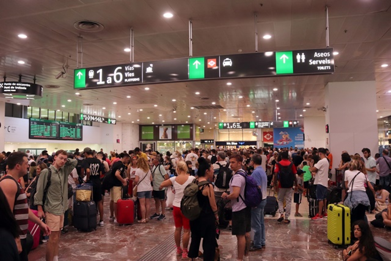 Passatgers afectats pels talls d&#039;AVE entre Barcelona i Madrid esperen a l&#039;estació de Sants