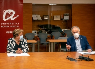 La rectora de la URV, María José Figueras, i el filòleg i antic rector Joan Martí, en l&#039;acte de signatura de la donació