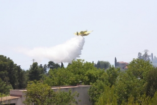 Un dels mitjans aeris dels Bombers que treballen en l&#039;extinció de l&#039;incendi de Tarragona