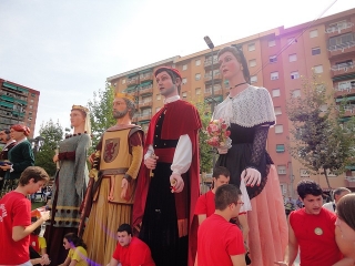 Imatge d&#039;arxiu de la plantada de gegants a les Festes de la Unió de Sant Pere i Sant Pau