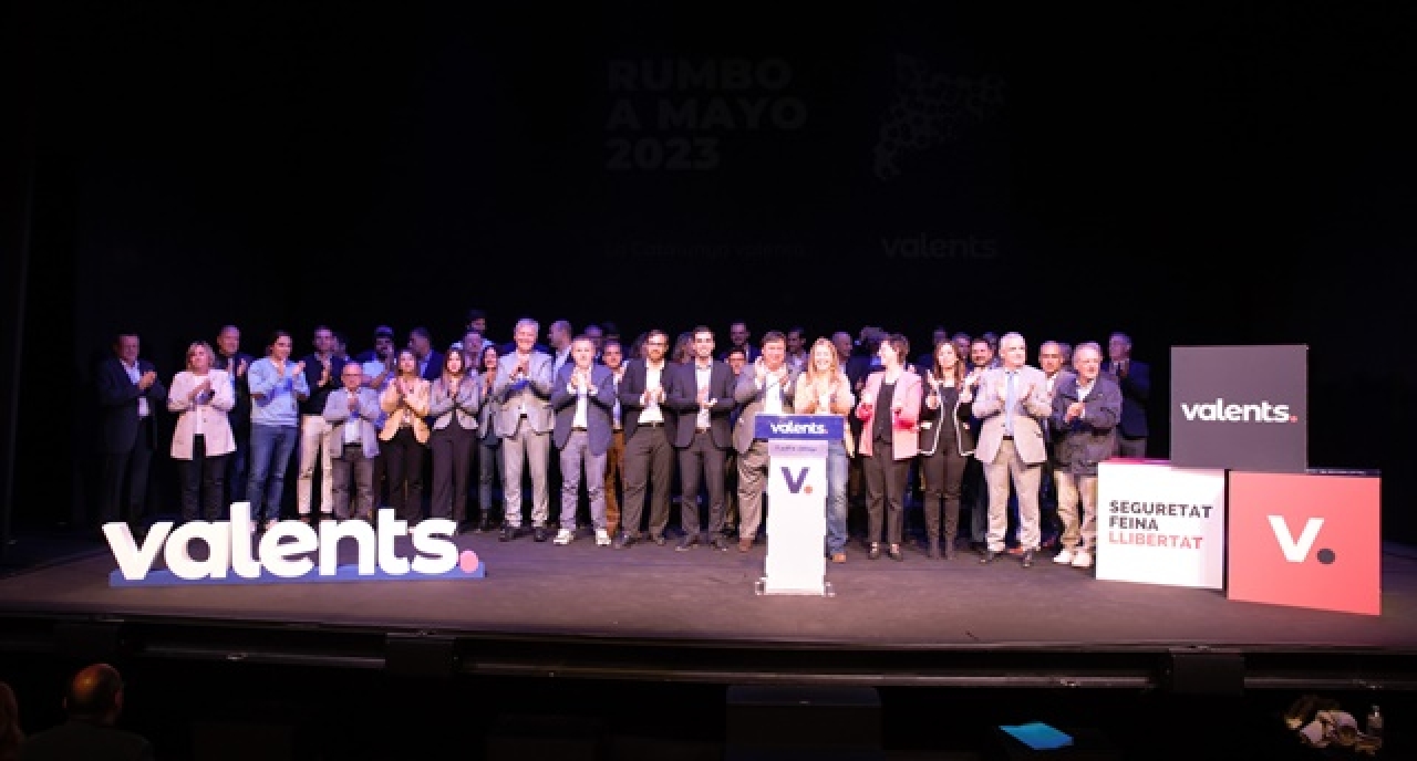 Els candidats de Valents durant l&#039;acte celebrat a Barcelona. Al centre de la imatge, el candidat Robert Hernández (Tarragona) i Eva Parera (Barcelona)