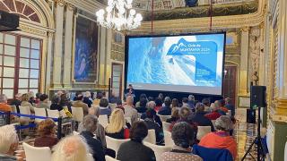 La presidenta de la Diputació, Noemí Llauradó, ha inaugurat al Palau Bofarull a Reus una nova edició de ‘La Muntanya es mou’