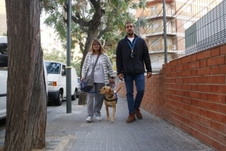 L&#039;Edurne i el gos de servei, Sasha, amb el seu instructor, caminant per Tarragona 