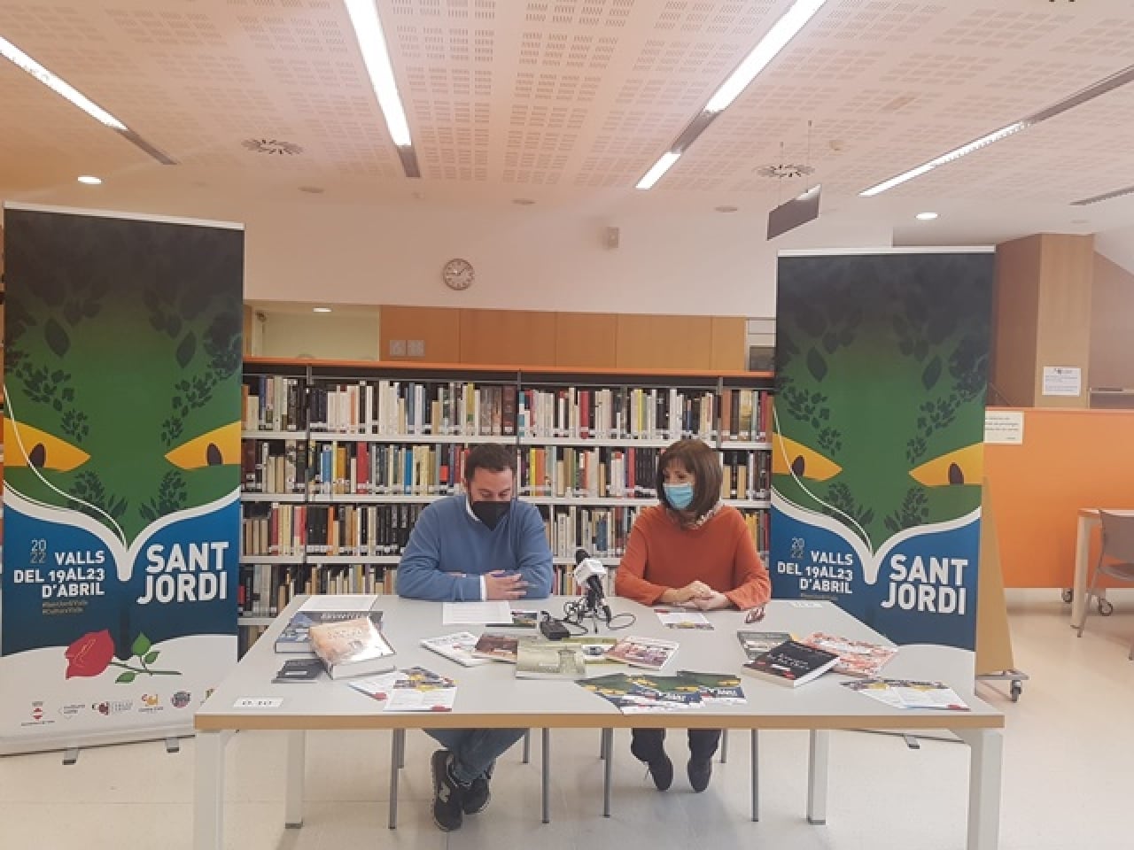 El regidor de Cultura, Marc Ayala, i la directora de la Biblioteca Carles Cardó, Marina Blàvia, han presentat avui el programa d’actes de Sant Jordi