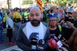 El vicepresident d&#039;Òmnium, Marcel Mauri, atenent els mitjans a Torredembarra en el marc de la Marxa per la Llibertat