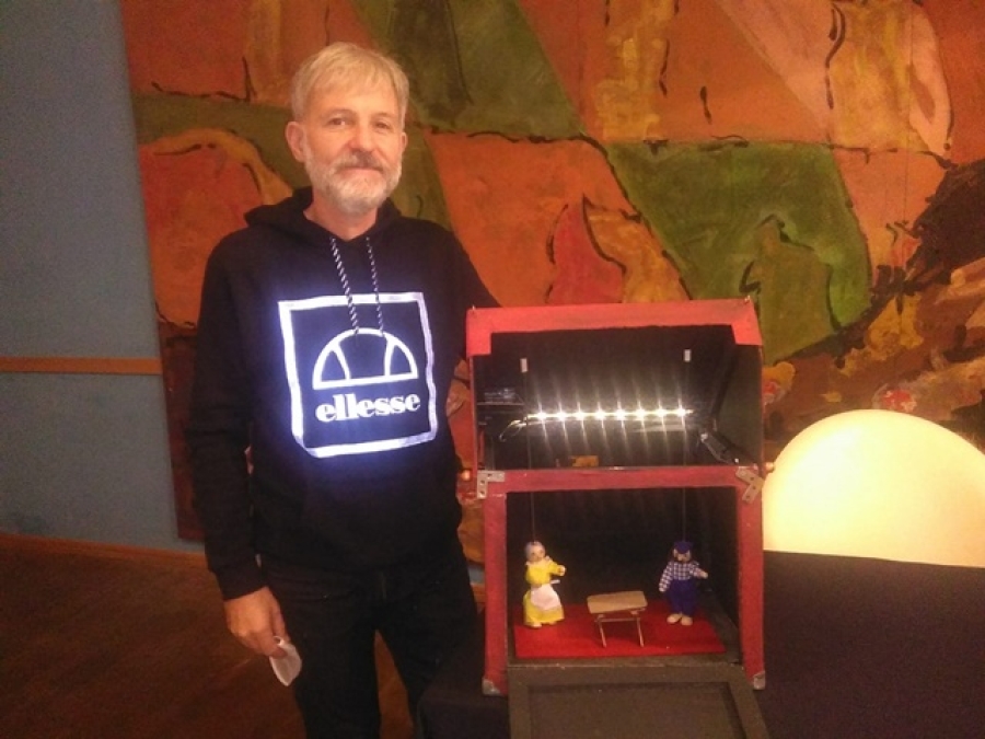 El director del Festival Guant, Eudald Farré, amb una de les capses de teatre en miniatura