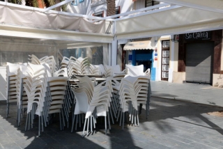 Imatge de la terrassa d&#039;un bar restaurant de Vilanova i la Geltrú, tancada amb motiu del confinament