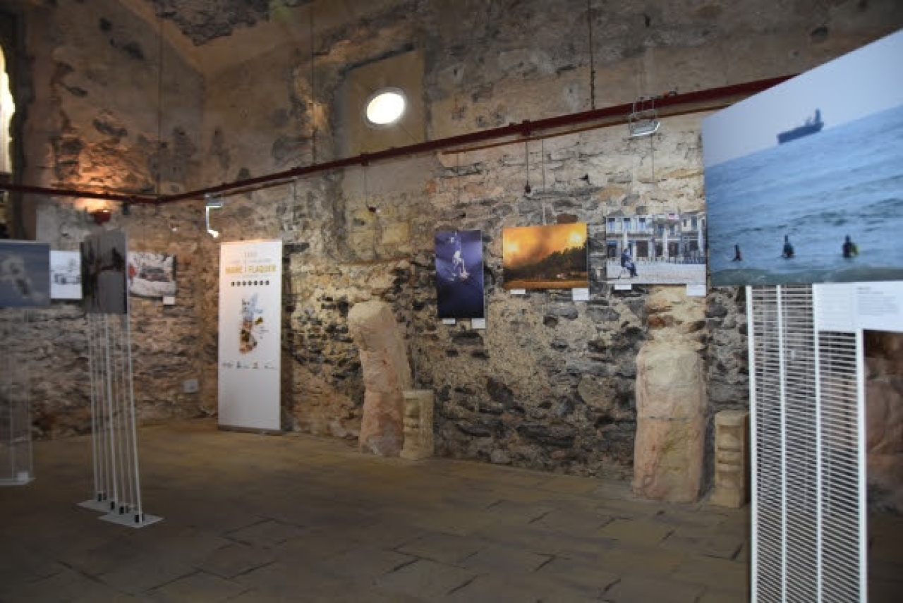 Imatge de l&#039;exposició &quot;Premi de Fotoperiodisme Camp de Tarragona 2021&quot; a la Sala Lluís d&#039;Icart del Castell de Torredembarra