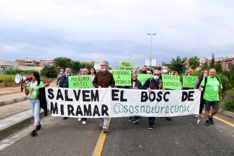 Imatge dels manifestants que han participat en la protesta per aturar el projecte d&#039;urbanització del bosc de Miramar a Cunit, el 10 d&#039;octubre del 2021