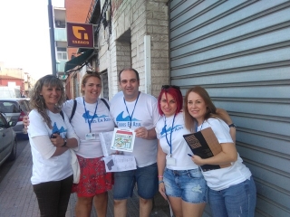 Membres de Todos En Azul han repartit pictogrames pel barri de Torreforta. La consellera de Comerç de Tarragona, Mary López, -a l&#039;esquerra- i la presidenta de l&#039;AV del Pilar i Eixample, Cristina Berrio, -al seu costat- s&#039;han unit a la convocatòria