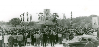 En el moment de la benedicció del monument, el 8 de juny de 1969, les colles castelleres Minyons de l&#039;Arboç, Colla Vella Xiquets de Valls, Nens del Vendrell i Castellers de Tarragona van aixecar un pilar conjuntament