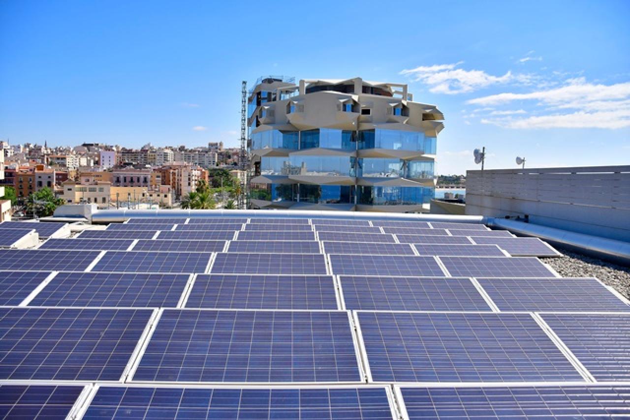 Les plaques fotovoltaiques instal·lades al Port de Tarragona amb la nova seu de l&#039;APT al fons