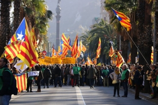 La capçalera de la manifestació de l&#039;ANC al passatge Colom de Barcelona, a punt de començar a caminar, l&#039;11 de març 
