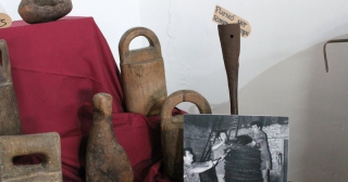 Diferents eines i una fotografia que formen part de l&#039;exposició de la Cooperativa de Bellmunt per celebrar el seu segle de vida