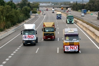 Camions amb pancartes enganxades al frontal, durant la marxa lenta del passat 11 d&#039;octubre