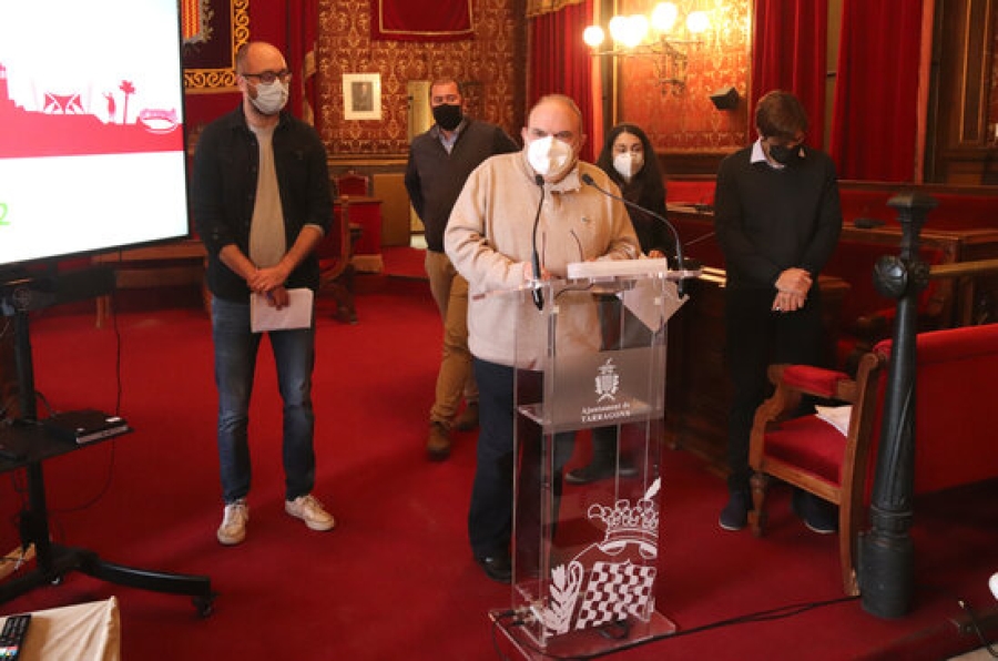Imatge de la roda de premsa de l&#039;equip de govern de l&#039;Ajuntament de Tarragona, sobre els pressupostos del 2022, amb el responsable de Serveis Centrals, Jordi Fortuny, davant del micròfon