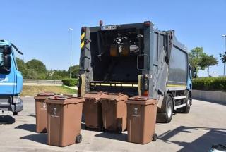Imatge d&#039;arxiu d&#039;un camió amb contenidors de recollida orgànica, a Torredembarra