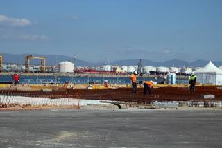 Diversos operaris treballant en les obres per construir la nova terminal de creuers del Port de Tarragona