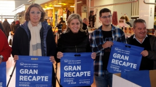 Els representants de l&#039;Ajuntament de Tortosa i del Banc d&#039;Aliments amb les bosses reutilitzables que es fan servir en aquesta edició del Gran Recapte
