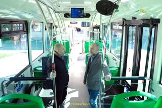 Imatge de l&#039;alcalde i el gerent d&#039;Aparcam dins d&#039;un dels nous autobusos