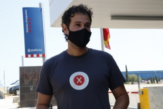 Imatge de Carles Heredia a la sortida de la comissaria dels Mossos a Valls