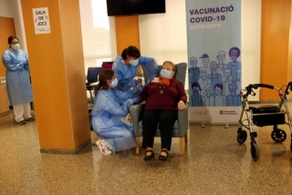 Imatge de la Teresa Soria, la primera persona vacunada a la regió sanitària del Camp de Tarragona, en el moment en què les infermeres li administraven el vaccí a la residència de la Mercè, el 27 de desembre del 2020 
