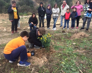 Diversos voluntaris van col·laborar en les tasques de plantació de vegetals aromàtics a la vora del Gaià