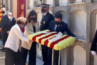 El president de la Generalitat, Pere Aragonès, amb la consellera d&#039;Universitats, Gemma Geis, i la delegada del Govern a Girona, Laia Cañigueral, durant l&#039;ofrena a la tomba de Josep Irla, l&#039;11 de setembre de 2021