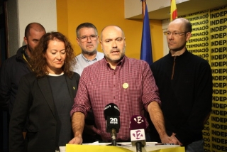 Els dirigents d&#039;Esquerra al Camp de Tarragona, amb el diputat Jordi Salvador i la senadora Laura Castel al capdavant, en la valoració dels resultats electorals a la seu del partit a Tarragona
