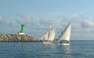 Imatge de dues embarcacions tradicionals