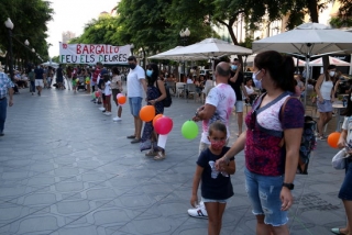 Imatge dels participants en la cadena humana celebrada a la Rambla Nova de Tarragona per denunciar que les mesures sanitàries a les escoles no són suficients