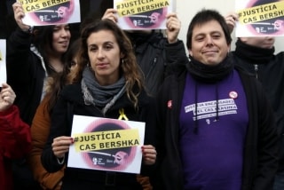 Laia Estrada i Santi Fortuny, condemnats pel &#039;cas Bershka&#039;, concentrats a la Rambla Nova de Tarragona davant el portal on van succeir els fets