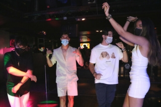 Imatge d&#039;arxiu d&#039;un grup de joves que balla amb mascareta a la pista de la discoteca Flashback de Salou, el 23 de juny de 2021