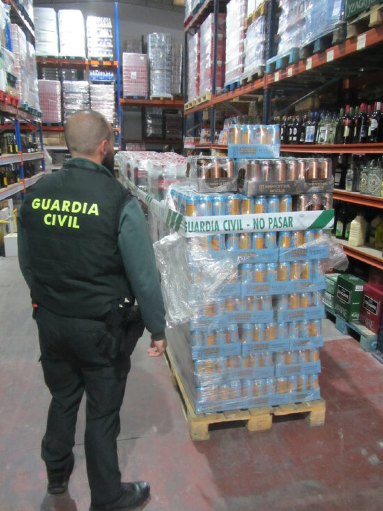 Imatge d&#039;un agent de la Guàrdia Civil davant dels envasos immobilitzats en un comerç majorista de Tarragona