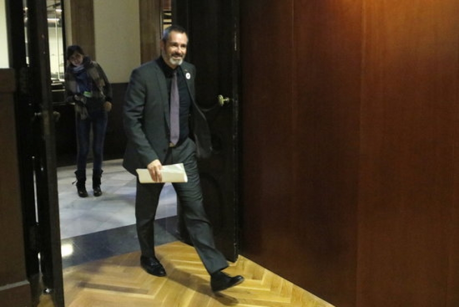 El diputat de JxCat i membre de la Mesa del Parlament, Eusebi Campdepadrós, anant als despatxos del seu grups per a la reunió amb la CUP i ERC