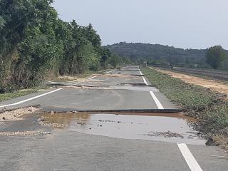 Ferm malmès en una carretera de les Terres de l&#039;Ebre afectada pel pas d&#039;una Depressió Aïllada a Nivells Alts (DANA), aquest cap de setmana passat