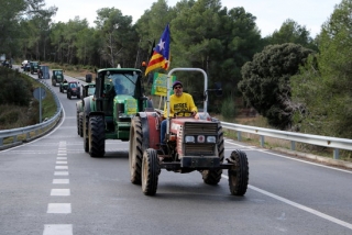 Imatge dels tractors que han participat en la tractorada organitzada per Unió de Pagesos a l&#039;entrada del centre penitenciari de Mas d&#039;Enric al Catllar