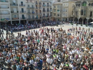 La plaça del Mercadal ha acollit l&#039;assistència de moltes persones que han volgut mostrat el seu condol 