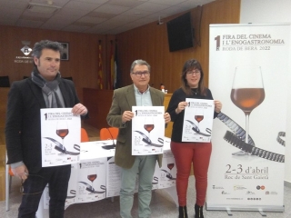 D&#039;esquerra a dreta, el regidor de Turisme, Frederic Royuela, l&#039;alcalde Pere Virgili, i la codirectora del FIC-CAT, Cris Gambín, han presentat la primera edició de la fira