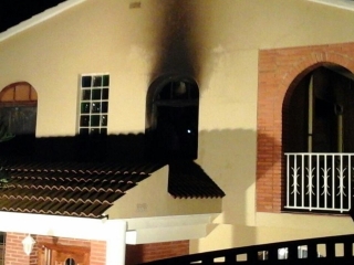 L&#039;explosió va provocar un incendi i diversos danys a aquesta vivenda dels Pallaresos, però les víctimes –una parella i el seu fill- van resultar il·leses