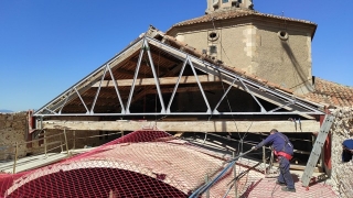 Aquest dimarts s’han iniciat els treballs de moviment i col·locació de les encavallades metàl·liques que permetran la reconstrucció de part de la coberta de l’església parroquial de Sant Feliu
