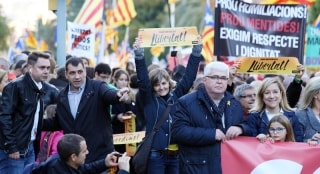 El vicepresident de l&#039;ANC, Agustí Alcoberro, subecta una pancarta al costat de la presidenta de l&#039;AMI, Neus Lloveras, en la manifestació d&#039;ahir a Barcelona