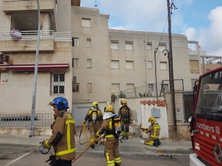 Els bombers treballant en l&#039;incendi d&#039;un pàrquing del carrer de Girona de Torredembarra. S&#039;ha evacuat l&#039;edifici, però no hi ha hagut ferits